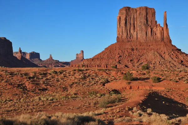 Vantar från röd sandsten. monument valley — Stockfoto