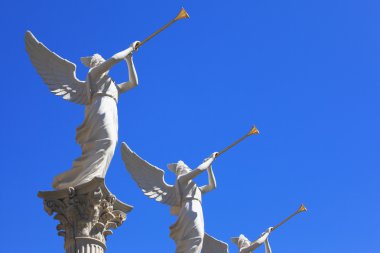 kanatlı ozanı heykelleri