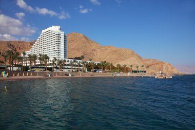 mükemmel bir otel, palmiye ağaçları ve dağlar