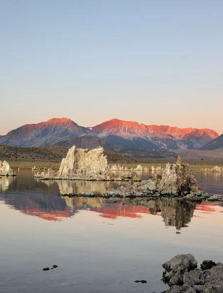 Mělké jezero, útesy tufu. — Stock fotografie