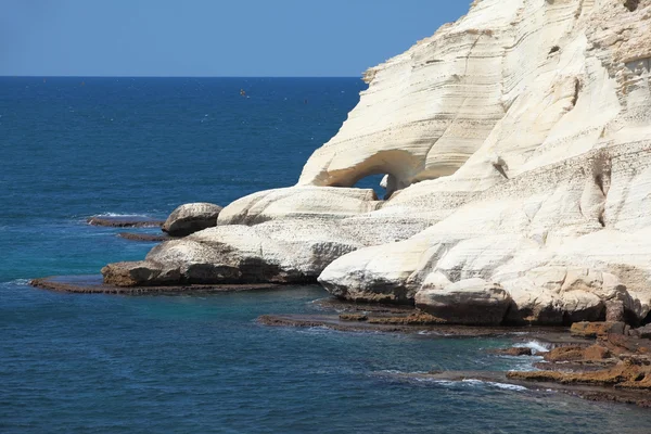 . White rocks and grottoes Rosh-a-Nikra. Picturesque sea — Stock Photo, Image