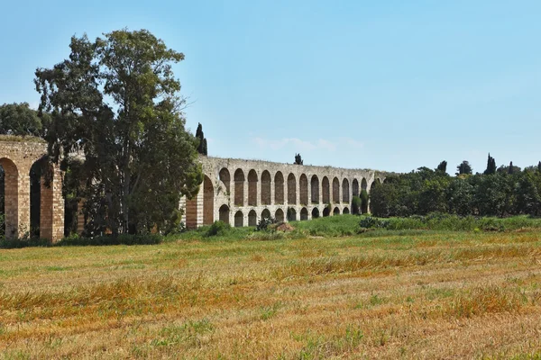 Perfectly kept antique aqueduct — Stock Photo, Image