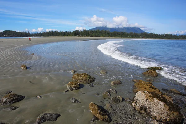 On the beach begins tide — Zdjęcie stockowe