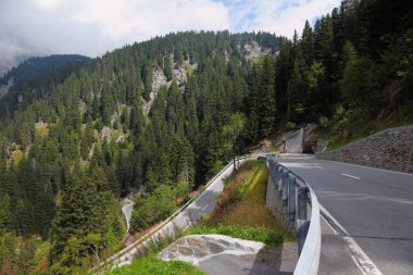 dolambaçlı bir dağ yolu