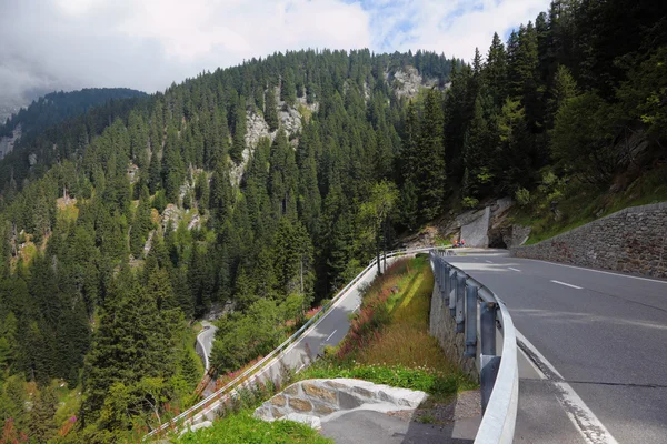 Dolambaçlı bir dağ yolu — Stok fotoğraf