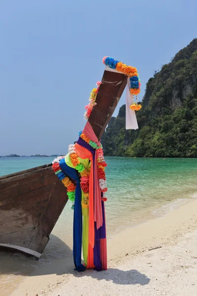 O barco decorado com seda — Fotografia de Stock