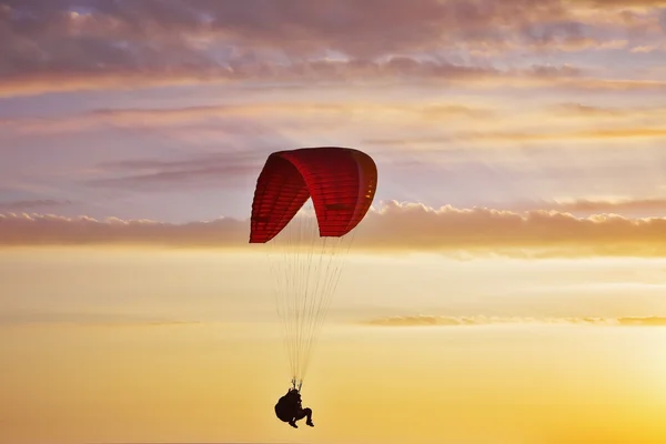 Flight on an operated parachute in twilight — Stock Photo, Image