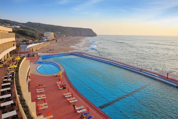 Une immense belle piscine sur la plage — Photo