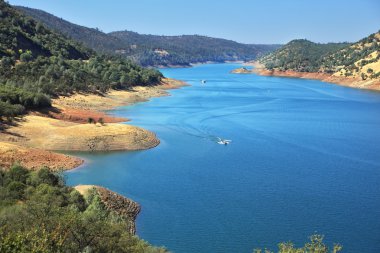 Nehri ve su kayakçı tekneler