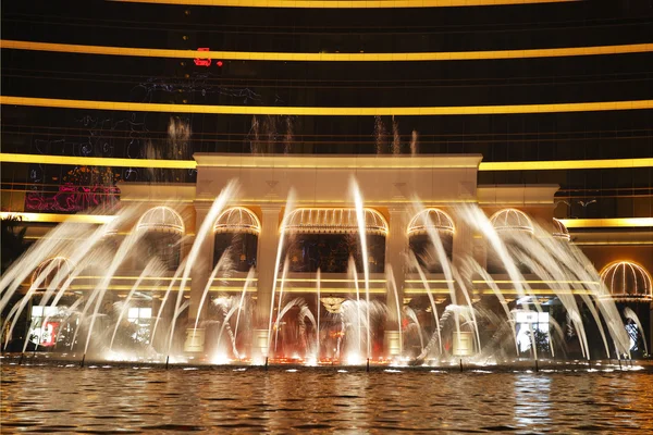 " Dancing fountains " in the center of island Ma?au — Stock Photo, Image