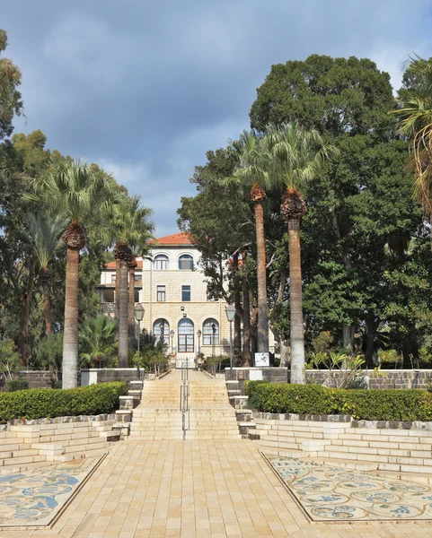 O luxuoso parque e escadas de mármore — Fotografia de Stock