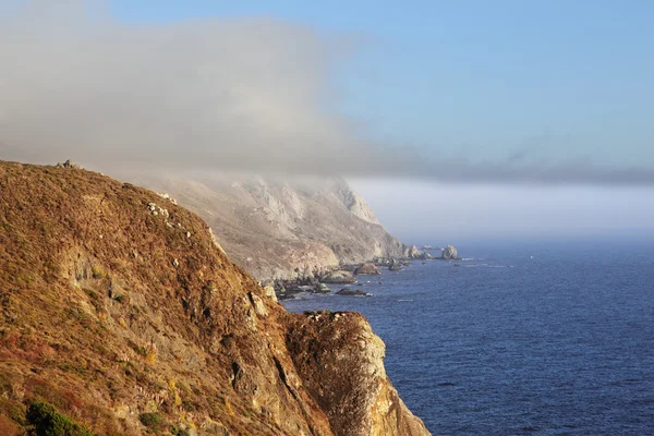 Тихий океан и утренний туман — стоковое фото