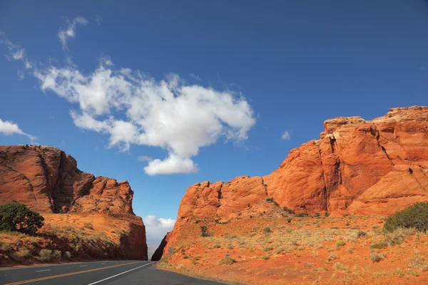 Kırmızı kayalar arasında muhteşem yol