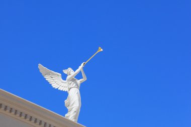 Beyaz kanatlı bir ozan heykeli