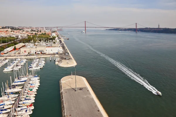 Dijk van de rivier Taag en de jachthaven — Stockfoto