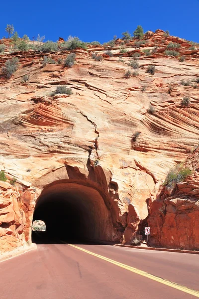 El túnel en la isla de piedra arenisca en el Parque Nacional Zion —  Fotos de Stock