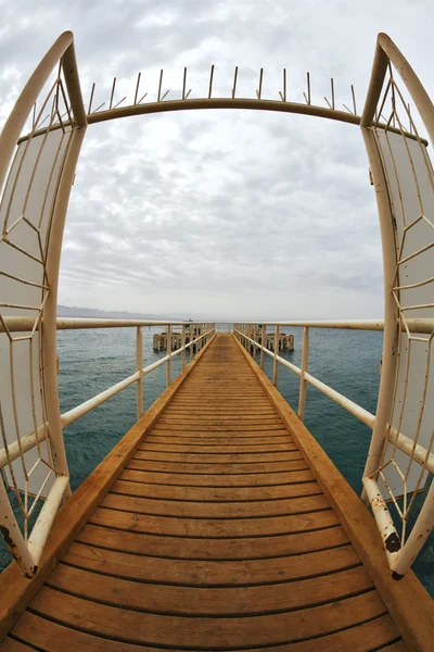 木製の桟橋の赤い海のビーチで — ストック写真