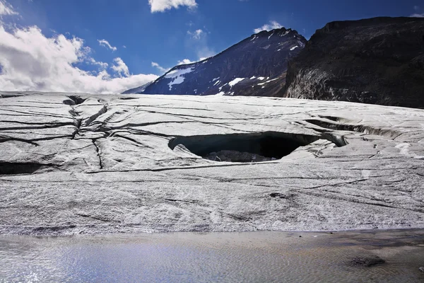 Kuzey Kanada dağlarında büyük Buzulu. — Stok fotoğraf