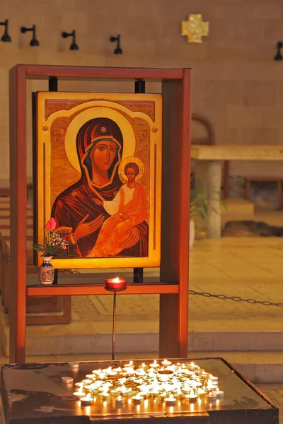 O ícone de Jesus Cristo, e velas acesas — Fotografia de Stock