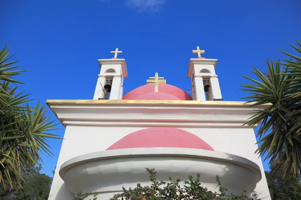 Die weißen Wände und rosa Kuppeln orthodoxe Kirche — Stockfoto