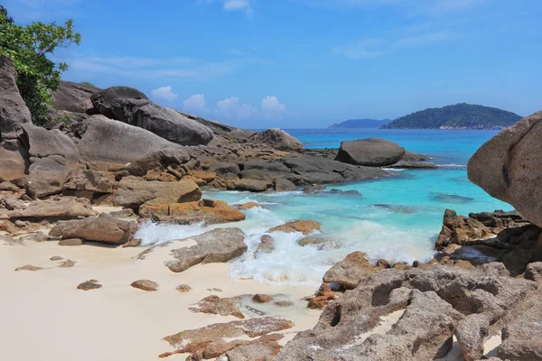 La playa de arena adyacente a los acantilados y el agua azul — Foto de Stock