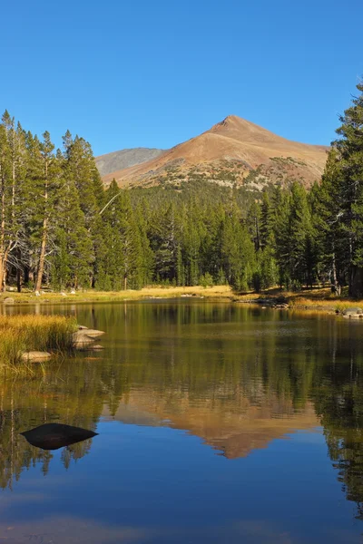 . La montaña se refleja en el agua —  Fotos de Stock