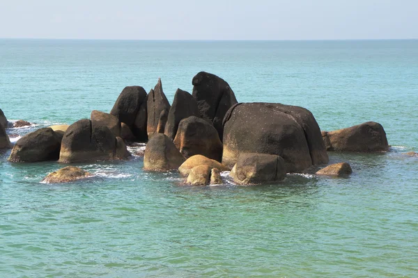 Rochers pittoresques sur une plage près de la côte — Photo