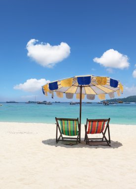 krabi yakınındaki plajda şık plaj şezlong