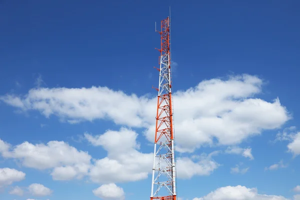 Antenn metall röd-vit mast — Stockfoto