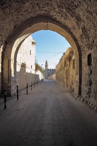 Arco y calle estrecha en la Jerusalén eterna —  Fotos de Stock