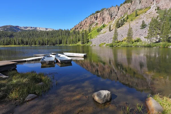 Il tranquillo lago e le piccole barche — Foto Stock