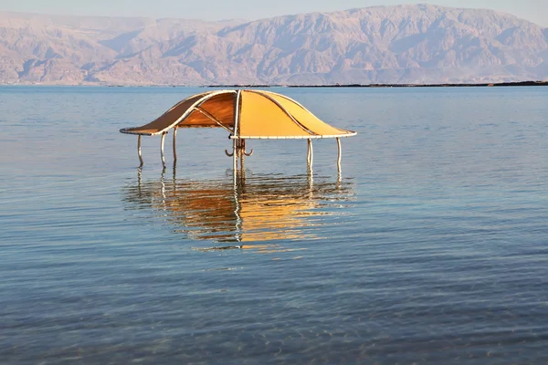 Il pergolato della spiaggia è mezzo allagato dall'acqua di mare alzata — Foto Stock