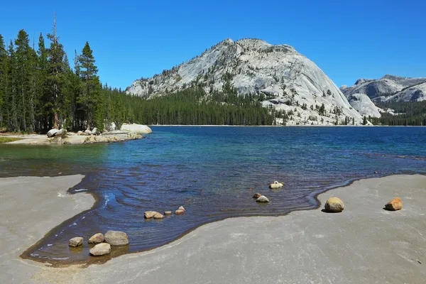 El lago en las montañas — Foto de Stock