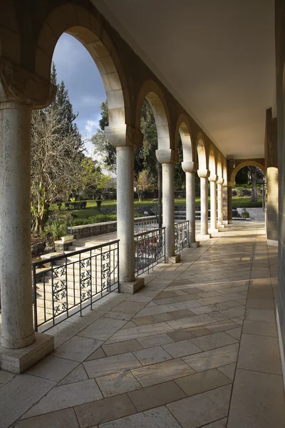 colonnade manastır bir bahçe içinde
