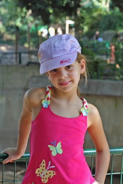Das hübsche siebenjährige Mädchen — Stockfoto