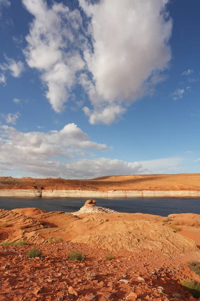 Червона кам'яна пустеля і блакитна вода — стокове фото