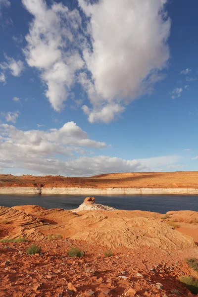 Rote Steinwüste und blaues Wasser — Stockfoto