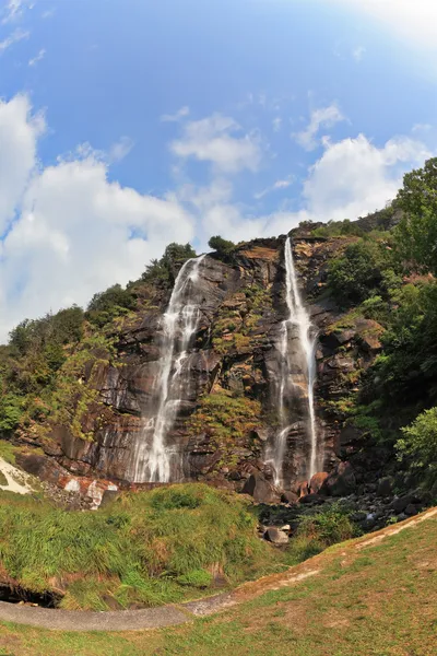 Caminhadas trilhas de montanha. Foto tirada lente fisheye — Fotografia de Stock