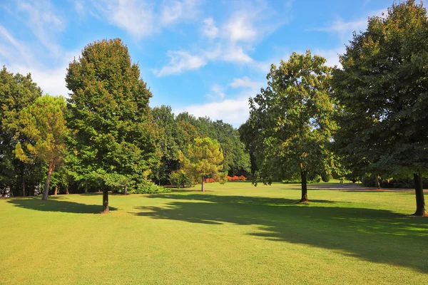 De meest romantische landschap park tuin in Italië — Stockfoto