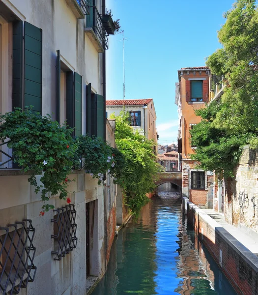 Narrow street - the channel — Stock Photo, Image