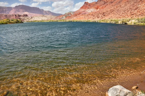 Kaltes und klares Wasser des Flusses Colorado — Stockfoto