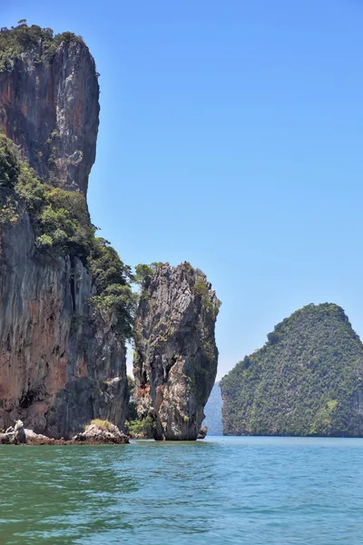 . Lovely island - rock in the lagoon. — Stock Photo, Image