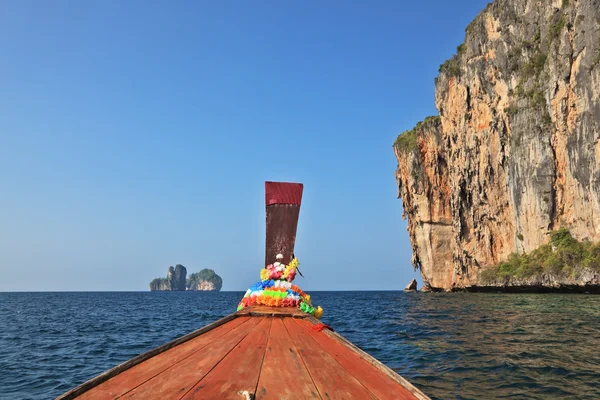 El barco de excursión tailandés flota a la isla del océano —  Fotos de Stock