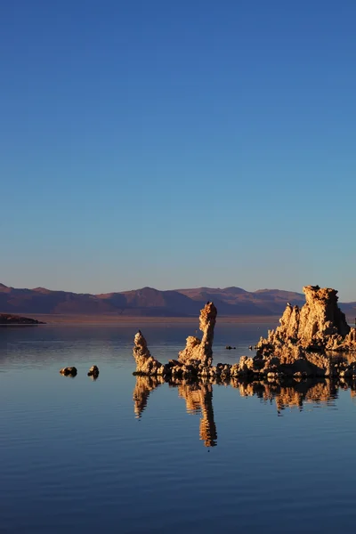 Mono lake s útes tufu — Stock fotografie