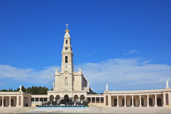 Uma enorme torre e uma colunata de mármore — Fotografia de Stock