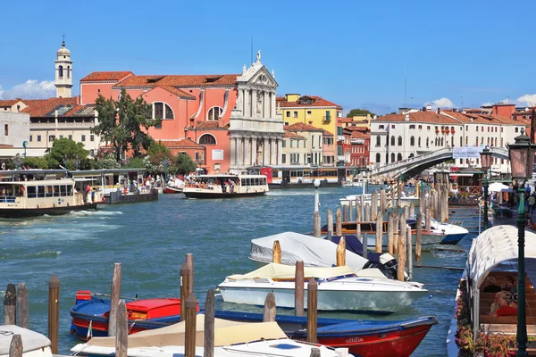 Muelle para barcos y góndolas en Venecia — Foto de Stock