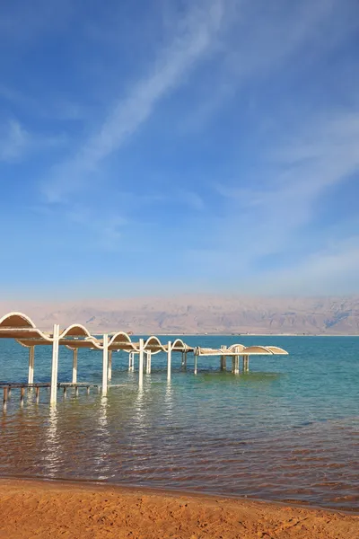 Magnifica spiaggia sulla riva del Mar Morto e un corrimano — Foto Stock