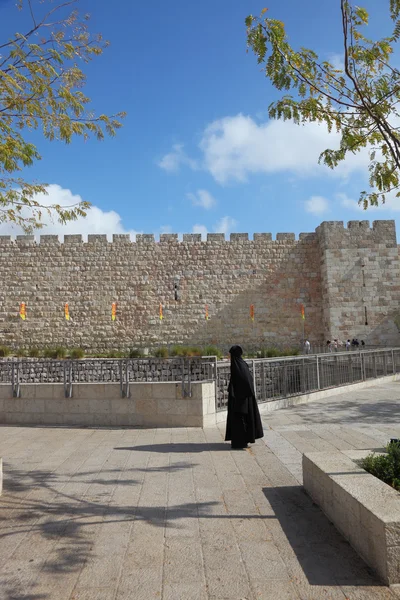 Peregrina en las murallas de la Ciudad de David — Foto de Stock