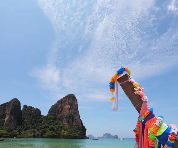 Bateau autochtone sur une plage de sable fin en Thaïlande — Photo