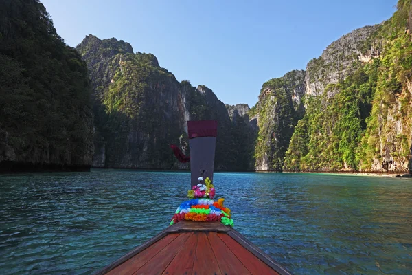Tajski wycieczka łodzią pływa w nad malowniczą zatoką — Zdjęcie stockowe